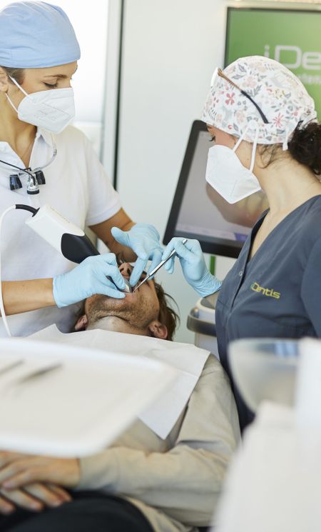 Professionelle Zahnreinigung bei iDentis Berlin - Ihren Zahnärzten in Steglitz