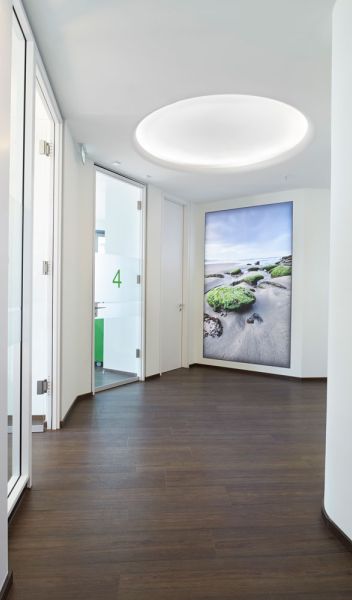 Blick in den Flur der Zahnarztpraxis iDentis - so gelangen Sie zu den Behandlungsräumen
