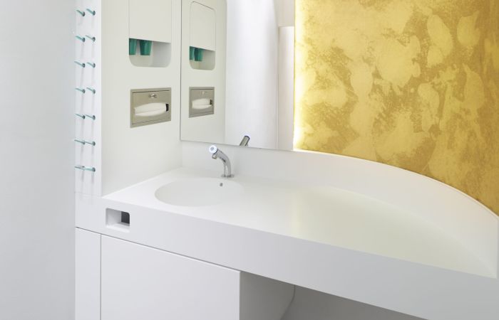 Patientenbadezimmer bei iDentis - Putzen Sie sich in Wohlfühlatmosphäre die Zähne, direkt vor dem Zahnarztbesuch