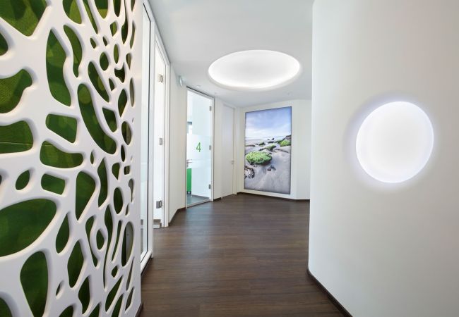 Blick in den Flur der Zahnarztpraxis iDentis - so gelangen Sie zu den Behandlungsräumen