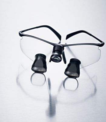 Lupenbrille zur Kariesfrühdiagnostik bei iDentis