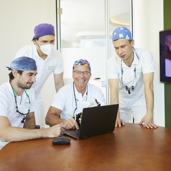 Zahnärzteteam rund um Dr. Wilde bei der Implantatplanung für einen Patienten in Berlin
