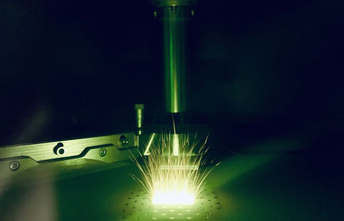 Keramik-Implantate: bald aus Glas?