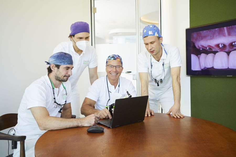 Zahnärzteteam rund um Dr. Wilde bei der Implantatplanung für einen Patienten in Berlin