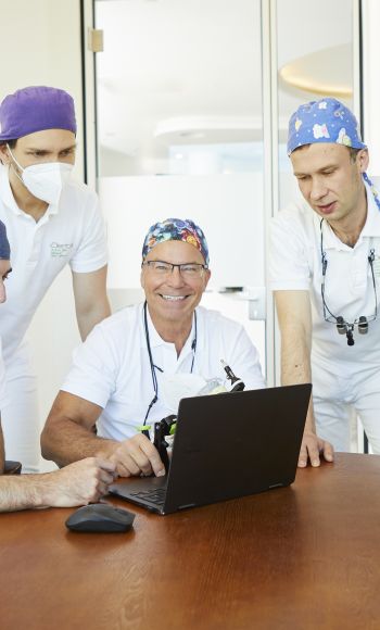 Zahnärzteteam rund um Dr. Wilde bei der Implantatplanung für einen Patienten in Berlin
